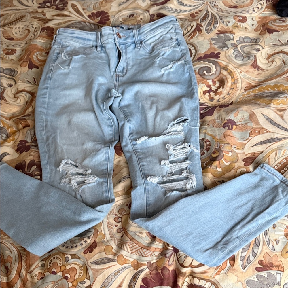 American Eagle Outfitters Light Blue Ripped Skinny Jeans.    SIZE 4